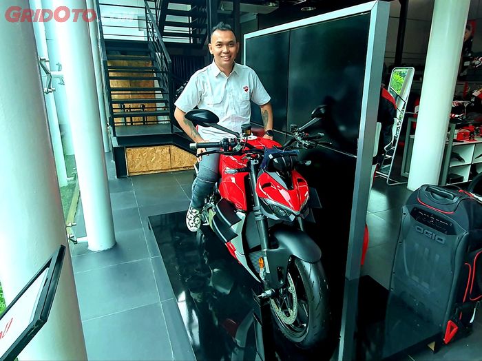 Michael Mondong dengan Ducati Streetfigter