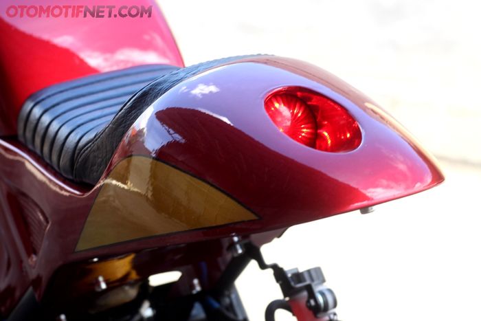 Stoplamp LED berbentuk bulat ditanamkan di tengah hornet Yamaha XSR 155