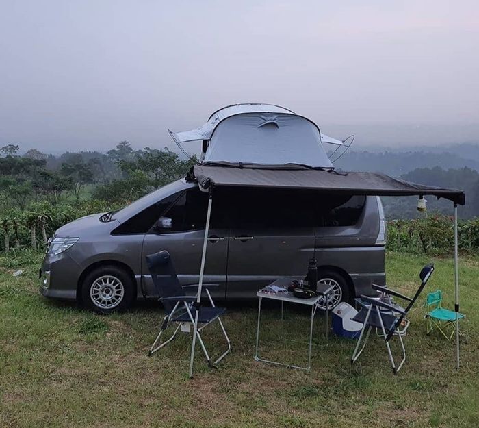Ilustrasi camping menggunakan tenda mobil Mangooni