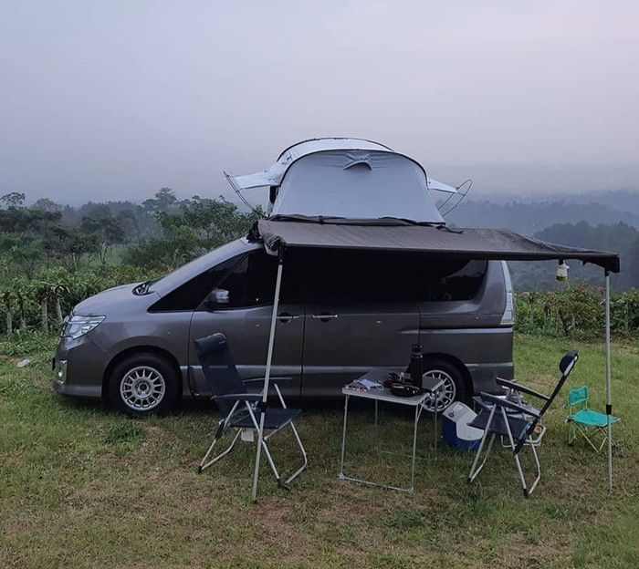 Ilustrasi camping menggunakan tenda mobil.