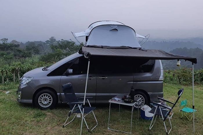 Ilustrasi camping menggunakan tenda mobil.