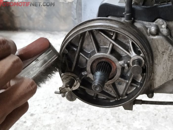 Rem teromol baiknya dibuka untuk membersihkan debu yang terperangkap