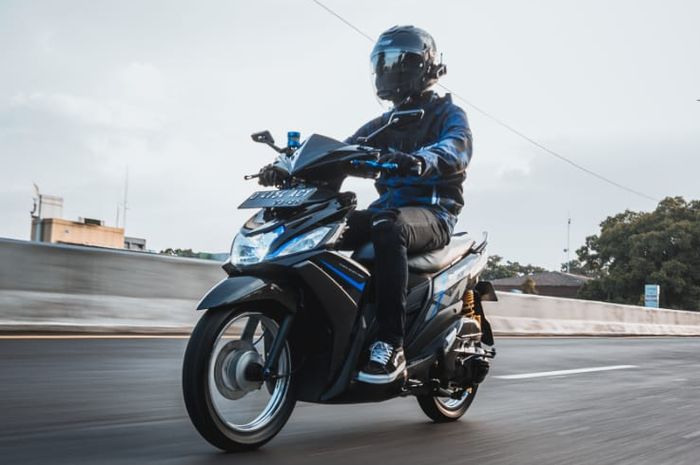 Alfi bersama Yamaha Mio M3 bergaya street racing look miliknya.