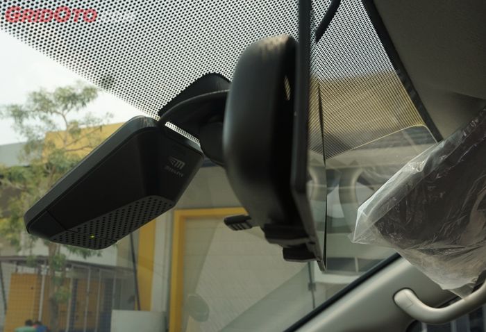 Kamera dengan wide angle dipasang di kaca depan