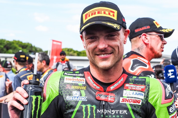 Alex Lowes usai memenangkan race 2 di Superbike Australia, Maret 2020