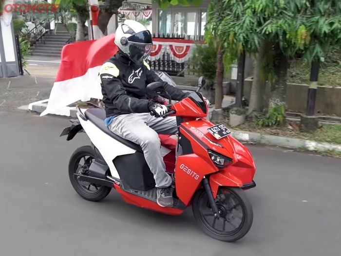 Pakai livery merah putih karena Gesits ini dipakai untuk pawai 17an kemarin