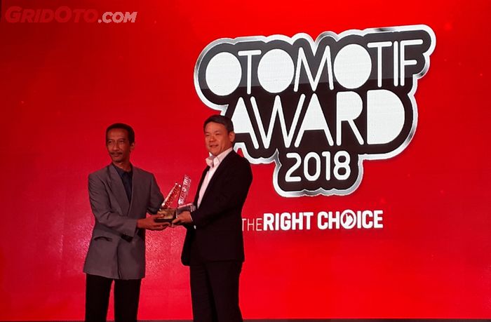 Kyoya Kondo saat menerima piala di OTOMOTIF Award 2018