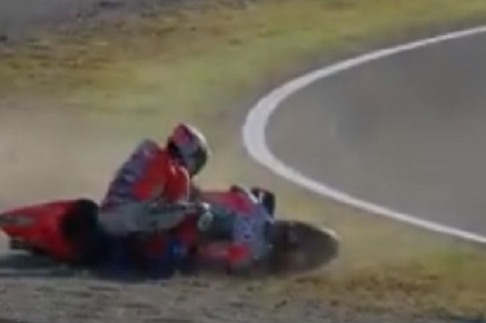 Andrea Dovizioso terjatuh jelang 2 lap terakhir