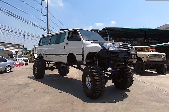 Modifikasi Toyota Hilux seperti monster
