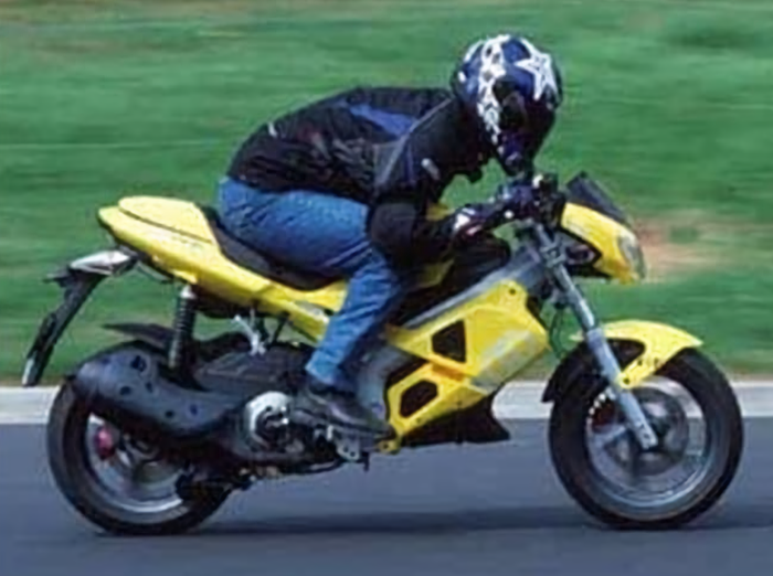 Posisi berkendara merunduk layaknya pembalap di atas motor Gilera DNA 180.