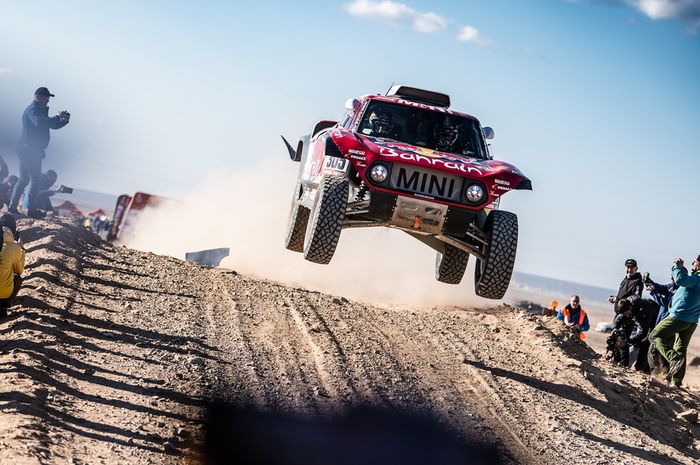 Carlos Sainz dalam salah satu aksinya bersama mobil Mini John Cooper Works Buggy di Reli Dakar 2020 Arab Saudi
