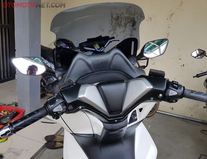 Posisi spion Cover Baby Forza enggak begitu kehalangan stang