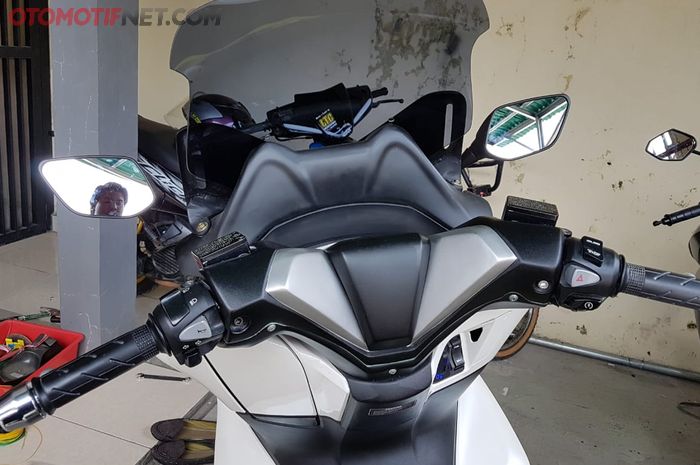 Posisi spion Cover Baby Forza enggak begitu kehalangan stang