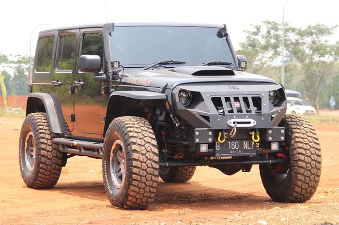 Jeep Wrangler Sport Dengan Ubahan Kaki-kaki Ekstrem