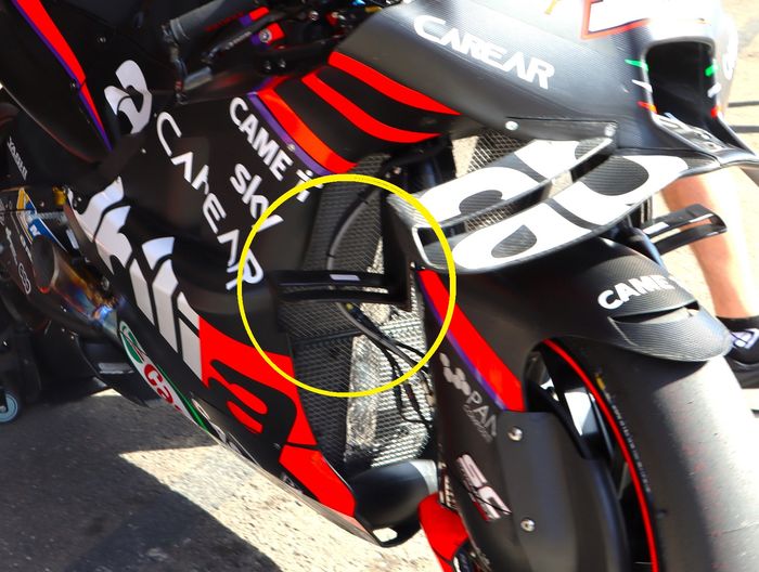 Aprilia Racing yang terlihat menguji perangkat aerodinamika yang terpasang di suspensi depan dan swing arm
