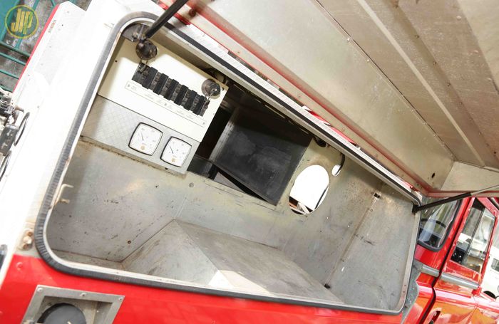 Pada bagian belakang Land Rover pemadam ini terdapat tempat penyimpanan slang pemadam beserta perangkat lainnya. 