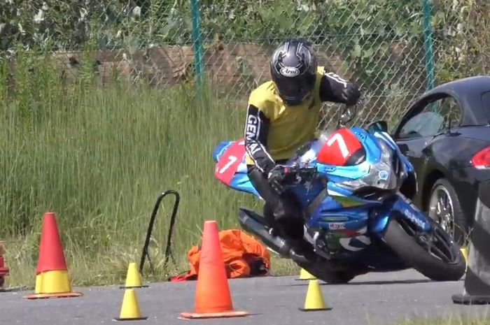 Aksi peserta saat melewati gymkhana