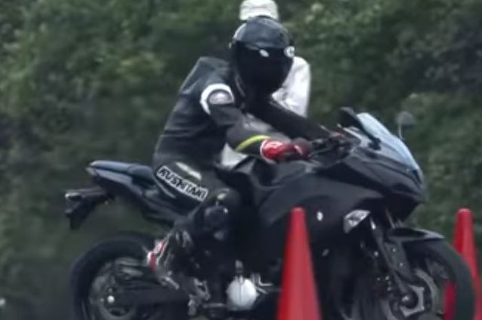 Kawasaki Ninja bermesin listrik yang powernya setara 24 dk, dengan jarak tempuh 150 Kilometer