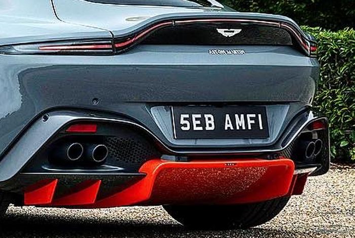 Pelat nomor khusus pada Aston Martin Vantage AMR untuk Sebastian Vettel 