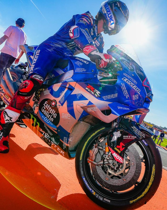 Ada banyak tulisan tangan di motor Alex Rins di MotoGP Valencia 2022
