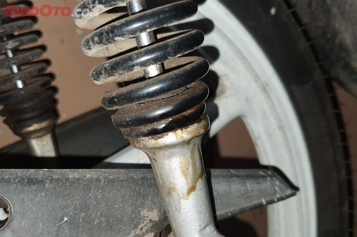 Sokbreker belakang yang rembes