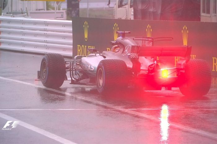 Lewis Hamilton membukukan waktu tercepat dalam kondisi trek basah di Suzuka