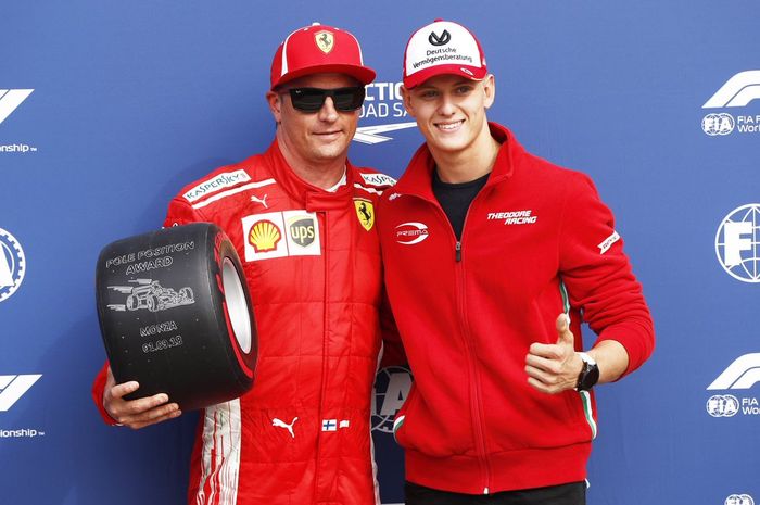 Kimi Raikkonen menerima pole position award dari Mick Schumacher, anak juara dunia F1 tujuh kali Michael Schumacher. Ini pole position pertama Kimi sejak GP Monako 2017