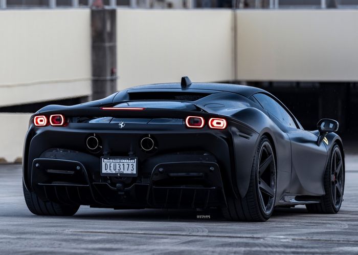 Tampilan belakang modifikasi Ferrari SF90 Stradale dipasok body kit 1016 Industries