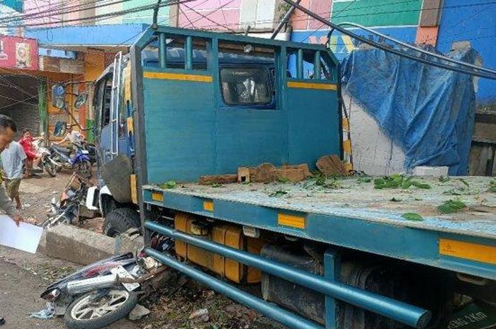 Dua motor tergeletak, toko bangunan remuk usai disundul kencang truk Hino di jalan menurun