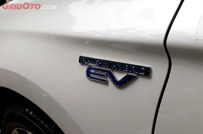 Emblem 'plug-in hybrid EV' pada Mitsubishi Outlander PHEV