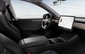 Interior Tesla Model Y Kena Update, Panel Kayu Terpasang di Pintu, Plus Tambahan Fitur Wireless Charger!