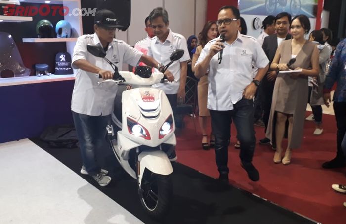 Satya Saputra, President Director &amp; CEO Peugeot Motorcycles Indonesia bersama Speedfight R Cup