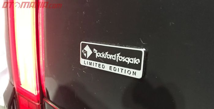 Emblem Rockford Fosgate Limited Edition di pintu belakang Pajero