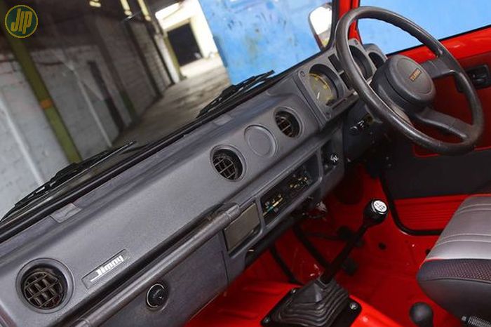 Suzuki Jimny Sierra ini dipasangi dasbor dari Jimny JA71.