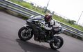 First Ride Kawasaki Ninja H2R, Hyperbike Paling Galak, Buka Gas Sedikit Ngangkat