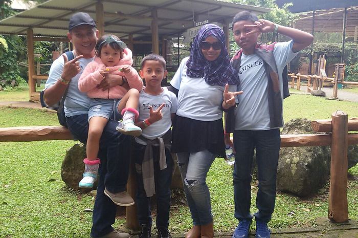 Sukwanto bersama istri dan ketiga anaknya  yang memiliki nama sama dengan nama mobil Toyota