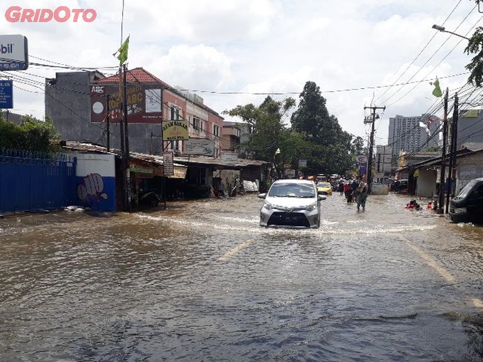 Hingga Minggu (21/2) siang, masih ada beberapa titik genangan air di Jl. K.H Hasyim Ashari, Tangerang