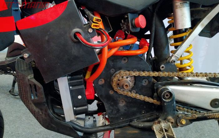 Motor listrik pada supermoto custom berjenis dinamo yang disambung dengan rantai dan gear set menggerakkan roda 