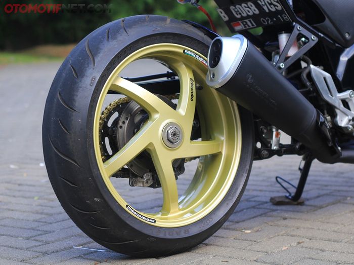 Silincer GSX-R150 dibuat pendek agar pelek Ducati Multistrada yang terpasang di CB150R ini tetap terekspos