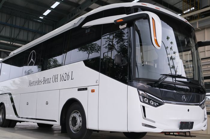 Bus Mercedes-Benz OH 1626 L buatan Cikarang resmi diekspor ke Thailand.