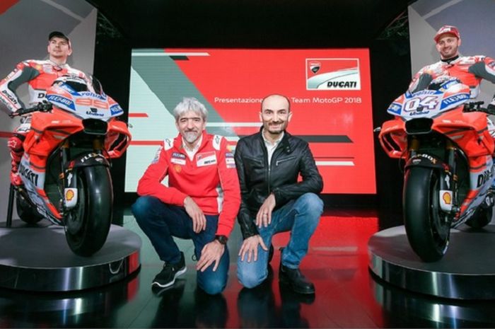 Claudio Domenicali (kanan jongkok) respon kejadian MotoGP Spanyol
