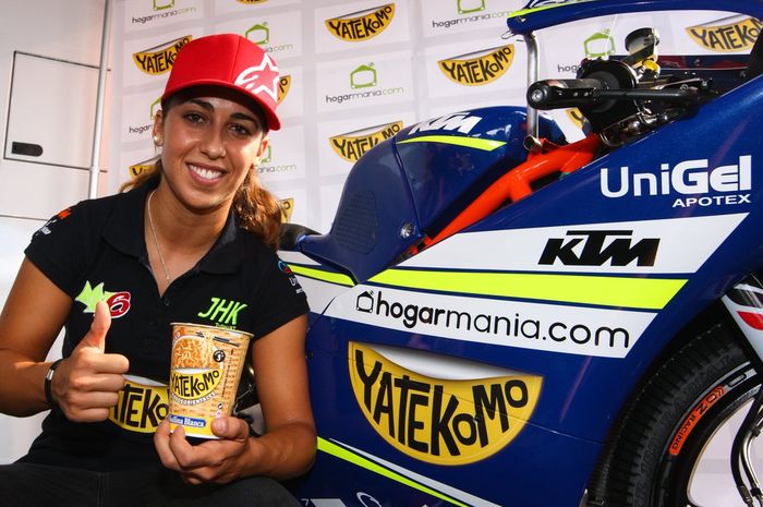 Maria Herrera bersama Yatekomo, salah satu merek mie instan dari Spanyol