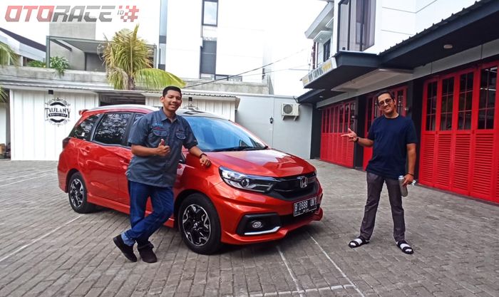 Aries Aditya Putra dari Gridoto.com bersama Andre Taulany lakukan unboxing Honda Mobilio RS