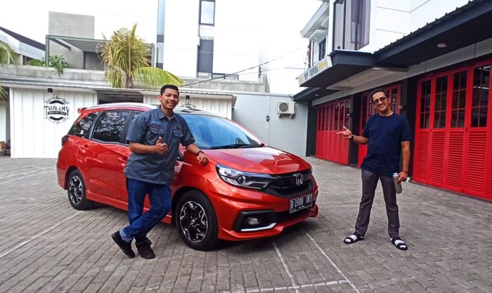 Aries Aditya Putra dari Gridoto.com bersama Andre Taulany saat membahas Honda Mobilio