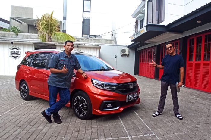 Aries Aditya Putra dari Gridoto.com bersama Andre Taulany saat membahas Honda Mobilio