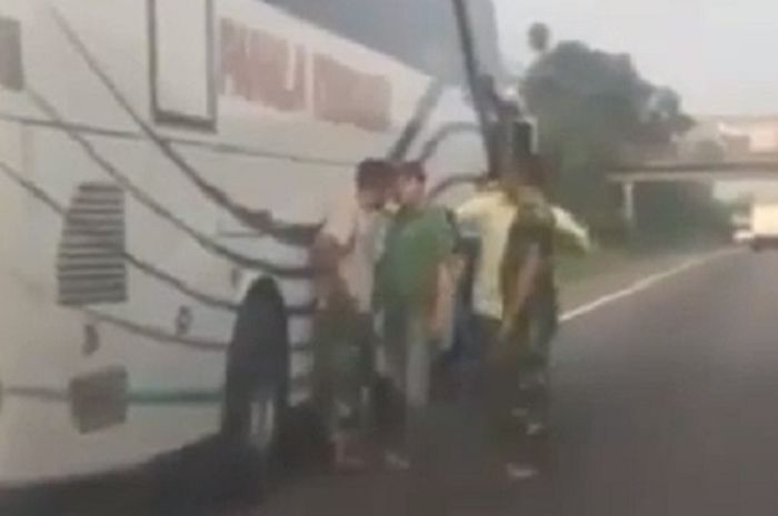 Sopir bus Pahala Kencana ugal-ugalan dihentikan dan ditegur anggota TNI