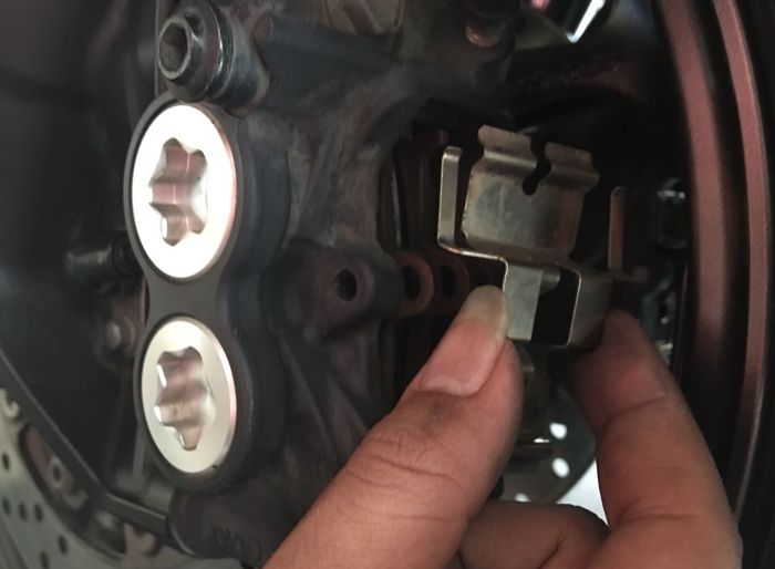 Perhatikan celah tengah di pressure plate