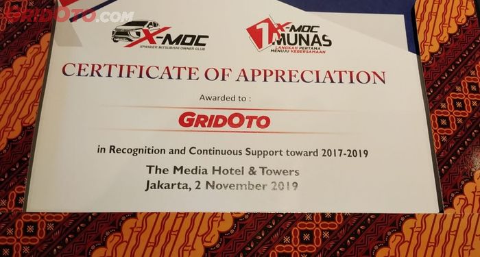 sertifikat penghargaan dari komunitas X-MOC kepada GridOto.com.