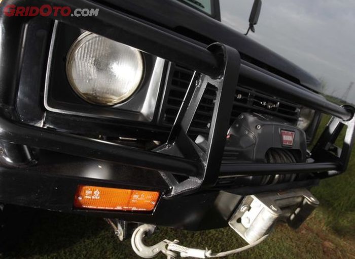 Suzuki Jimny dipasangi bumper ala ARB dan dipasangi winch Warn. 