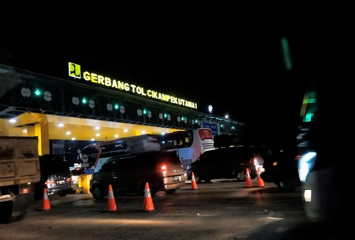 Suasana gerbang tol Cikampek Utama pada H-6 lebaran
